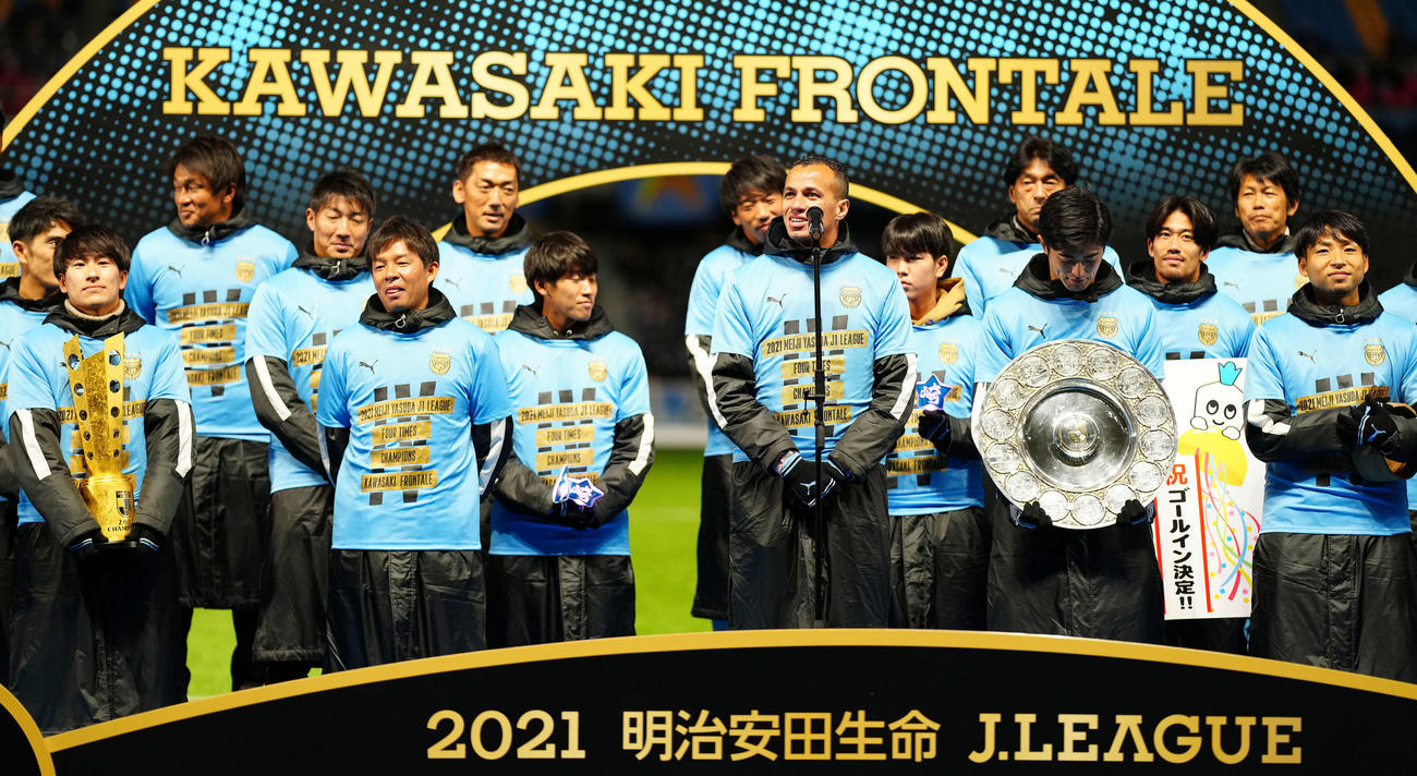 J1リーグ優勝報告会であいさつする得点王の川崎Fダミアン（中央）。左端は登里（撮影・江口和貴）