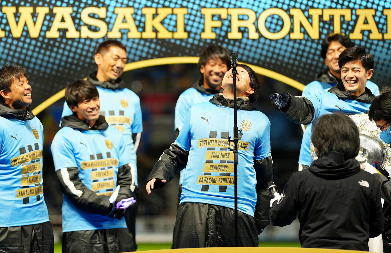 J1リーグ優勝報告会で川崎Fダミアンの後にあいさつしようとするもマイクスタンドの位置が高かった登里（中央）（撮影・江口和貴）