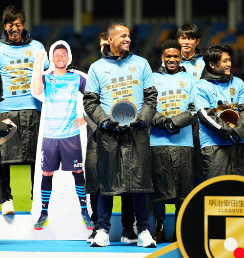 J1リーグ優勝報告会であいさつする川崎F登里を見つめ笑顔を見せるダミアン（中央）ら（撮影・江口和貴）