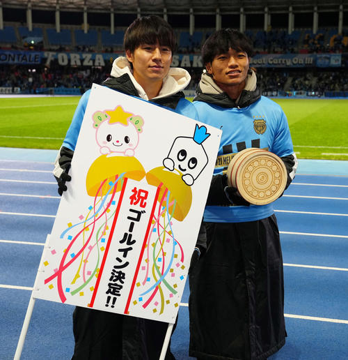 J1リーグ優勝報告会で写真に納まる川崎F脇坂（左）と旗手（撮影・江口和貴）
