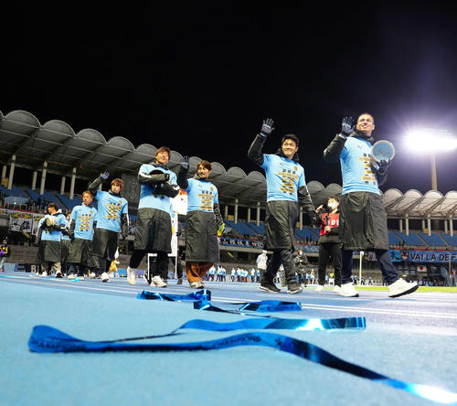 J1リーグ優勝報告会で場内1周するダミアン（右端）ら川崎Fの選手たち（撮影・江口和貴）