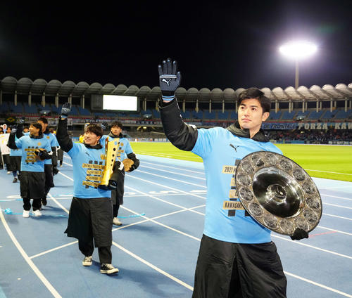 J1リーグ優勝報告会で優勝シャーレを手に場内1周する川崎F谷口（右）（撮影・江口和貴）