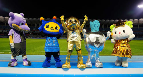 J1リーグ優勝報告会に臨むマスコットたち。左からワルンタ、コムゾー、ふろん太、カブレラ、たかたのゆめちゃん（撮影・江口和貴）
