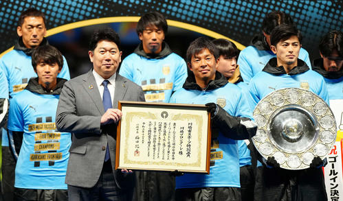 J1リーグ優勝報告会で川崎市から表彰され、福田市長（中央左）と写真に納まる川崎F鬼木監督（撮影・江口和貴）