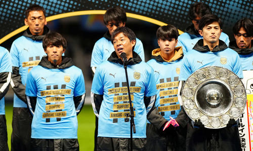 J1リーグ優勝報告会であいさつする川崎F鬼木監督（中央）（撮影・江口和貴）