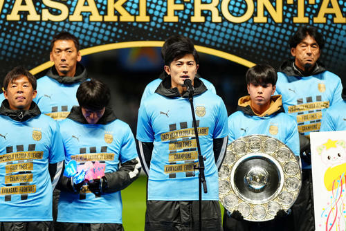J1リーグ優勝報告会であいさつする川崎F谷口（中央）（撮影・江口和貴）