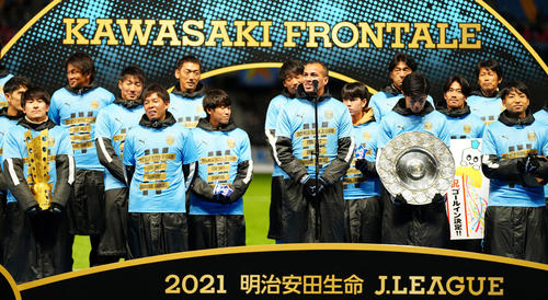 J1リーグ優勝報告会であいさつする得点王の川崎Fダミアン（中央）。左端は登里（撮影・江口和貴）