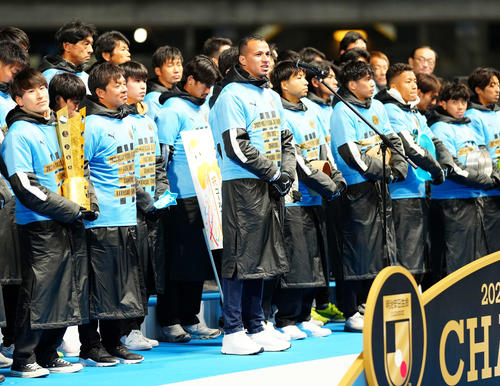 J1リーグ優勝報告会であいさつする得点王の川崎Fダミアン（中央）。左端は登里（撮影・江口和貴）