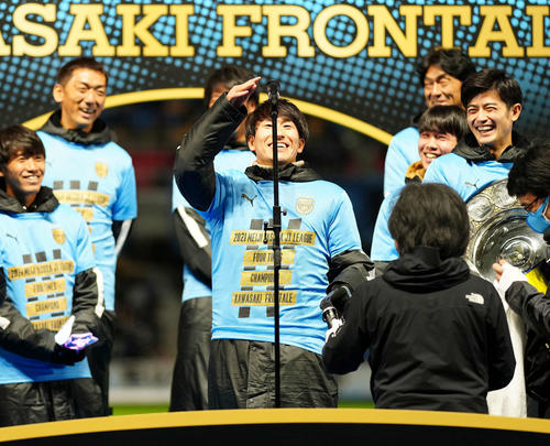 J1リーグ優勝報告会で川崎Fダミアンの後にあいさつしようとするもマイクスタンドの位置が高かった登里（中央）（撮影・江口和貴）
