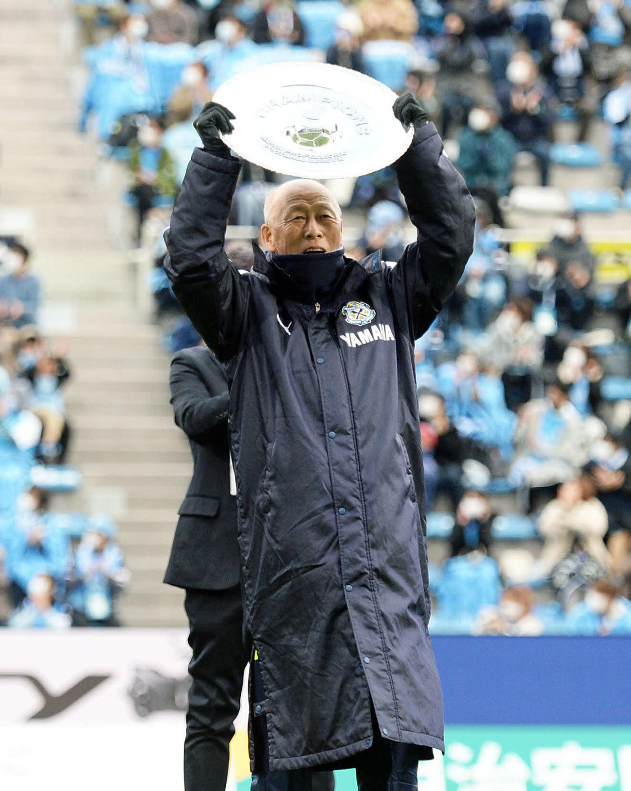 試合後のセレモニーでJ2優勝のシャーレを掲げる磐田・鈴木監督