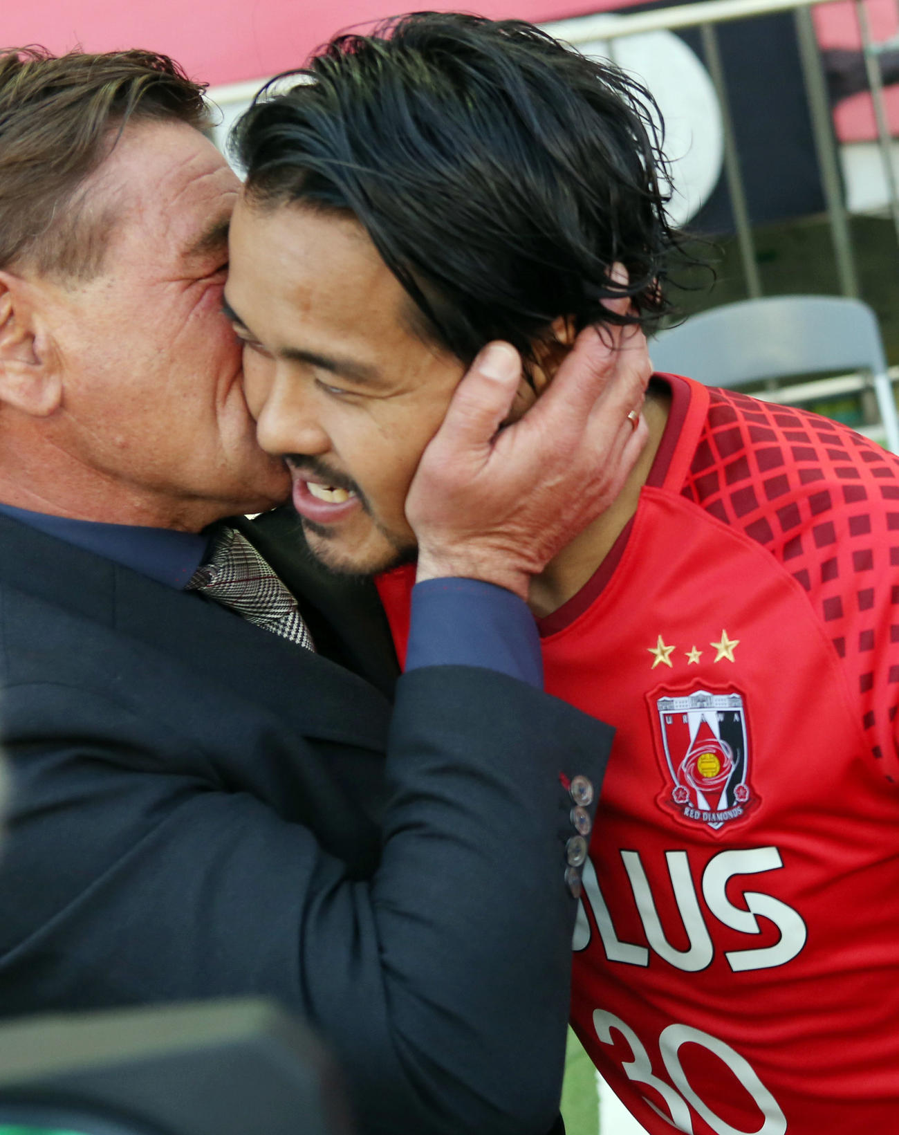 2018年4月21日　浦和対札幌　試合前、抱き合い浦和FW興梠（右）にキスをしてあいさつする札幌ペトロビッチ監督