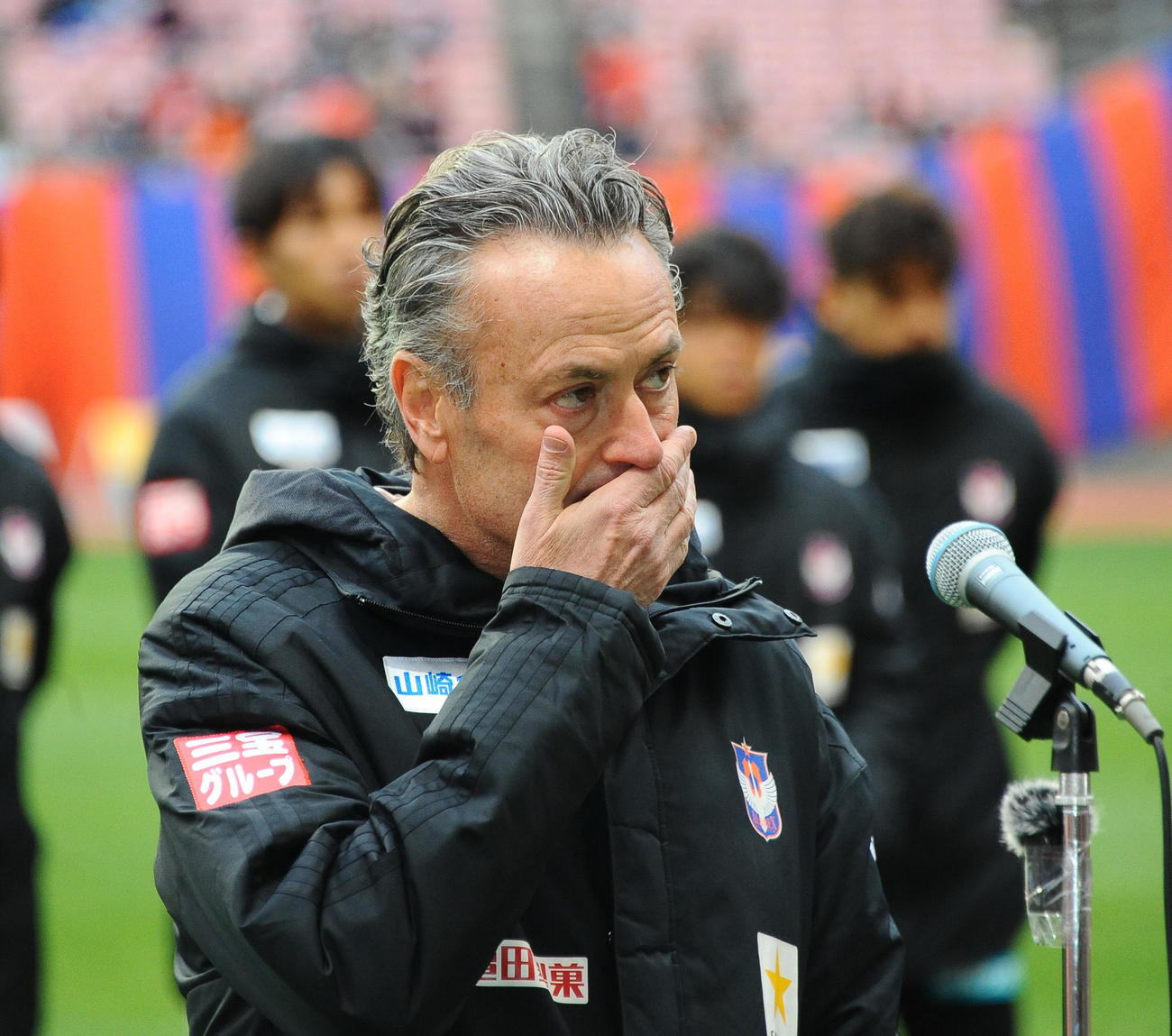 12月5日、試合終了後のセレモニーで退任のあいさつをするアルベルト監督