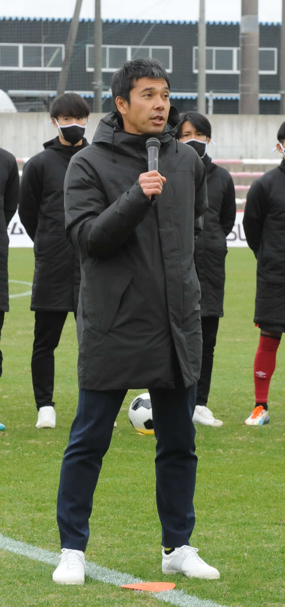 試合後のセレモニーであいさつするホンダFCの安部監督