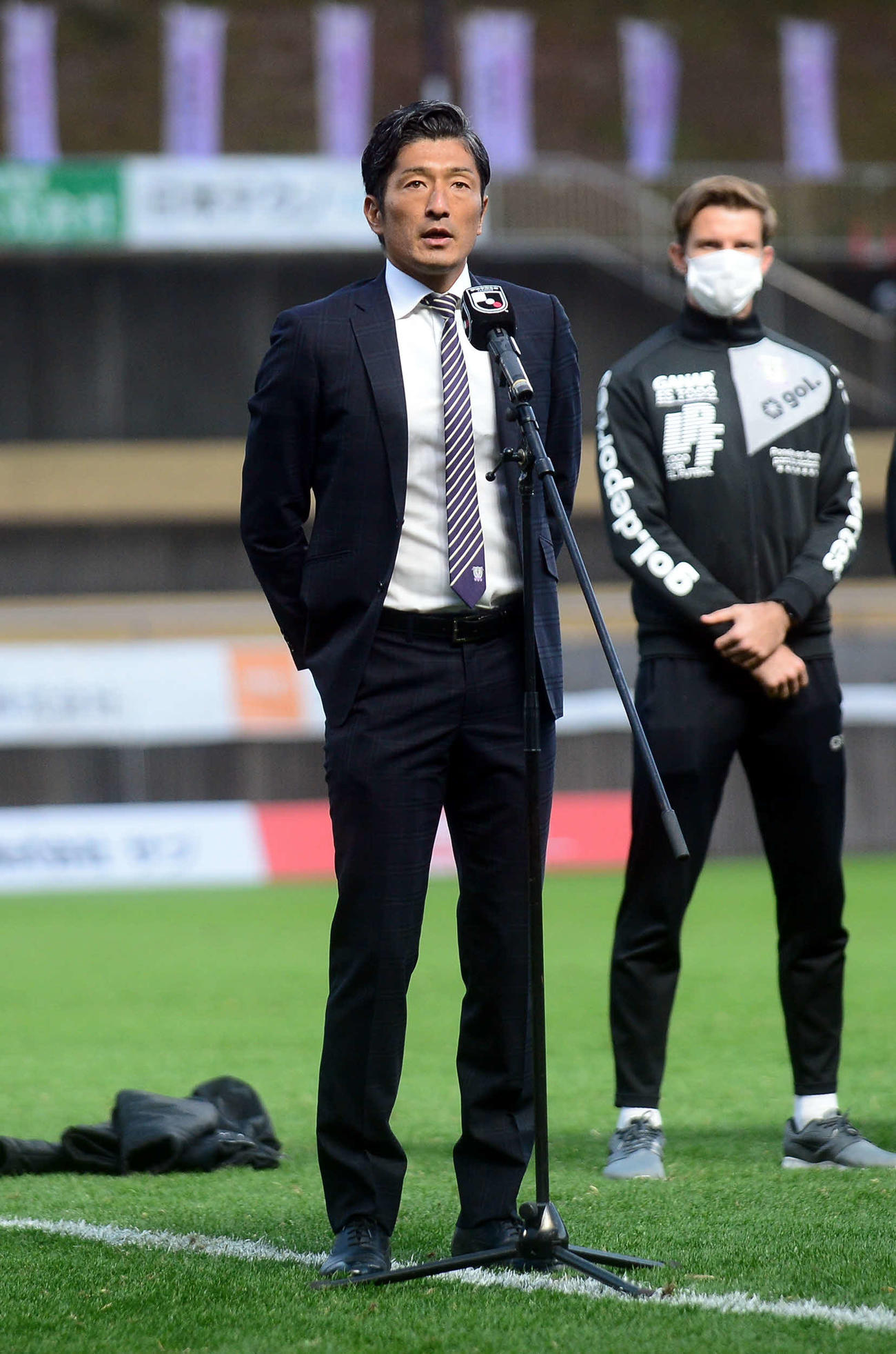 試合後のセレモニーであいさつをする藤枝・須藤監督