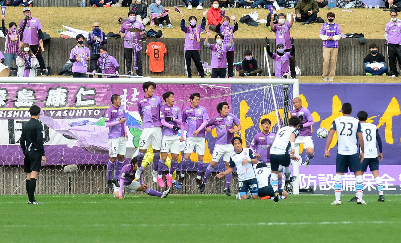 前半5分、藤枝は直接FKを決められる