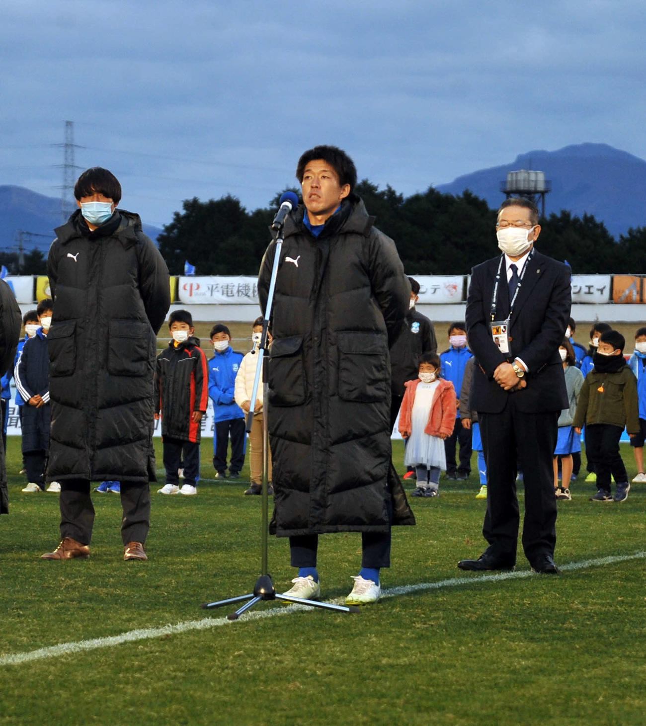シーズン終了セレモニーであいさつする沼津の菅井主将