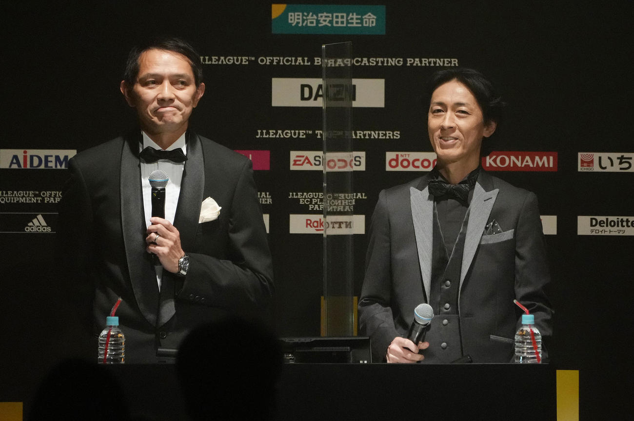 Jリーグアウォーズで総合司会を務めた矢部浩之（右）とフリーアナウンサーの西岡明彦（撮影・鈴木みどり）
