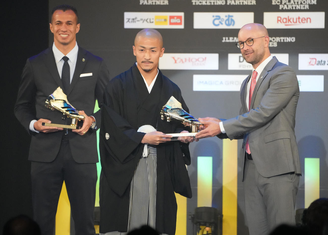 得点王を受賞した横浜前田（中央）。左は川崎Fダミアン（撮影・鈴木みどり）