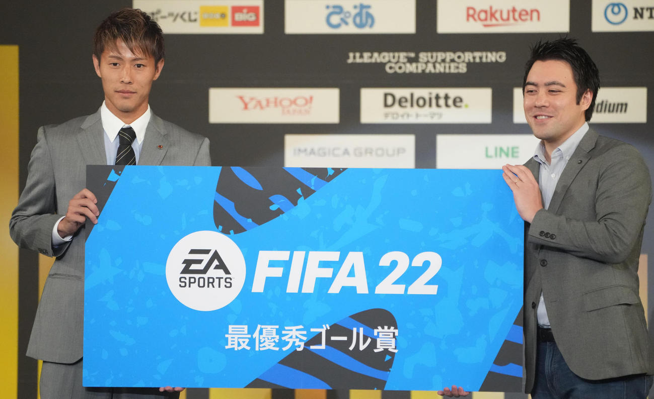 最優秀ゴール賞を受賞した名古屋柿谷（左）（撮影・鈴木みどり）