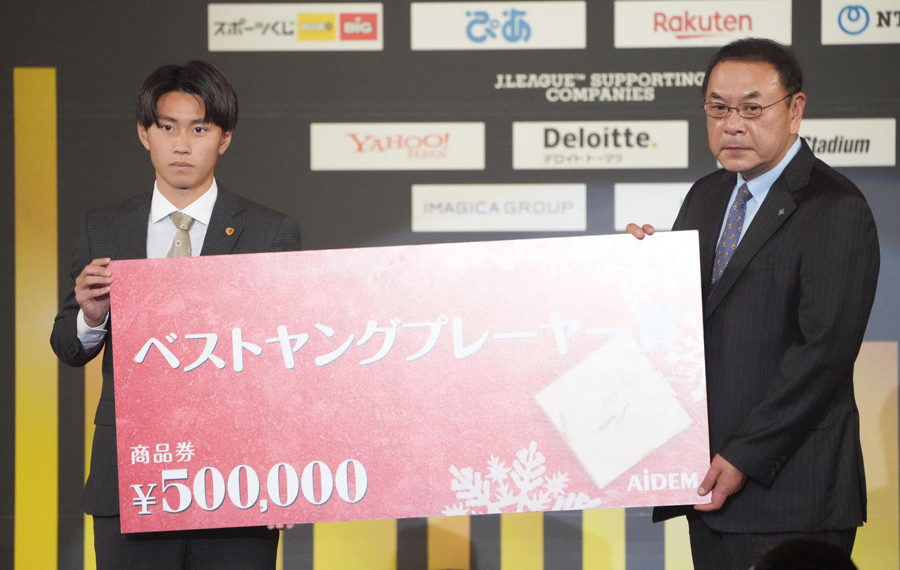 ベストヤングプレーヤー賞を受賞した鹿島荒木（左）（撮影・鈴木みどり）