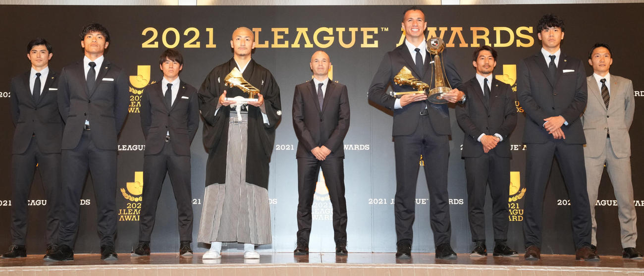 ベストイレブンに選ばれた選手達。左から川崎F谷口、川崎F旗手、川崎F脇坂、横浜前田、神戸イニエスタ、川崎Fダミアン、川崎F家長、川崎F山根、名古屋稲垣（撮影・鈴木みどり）