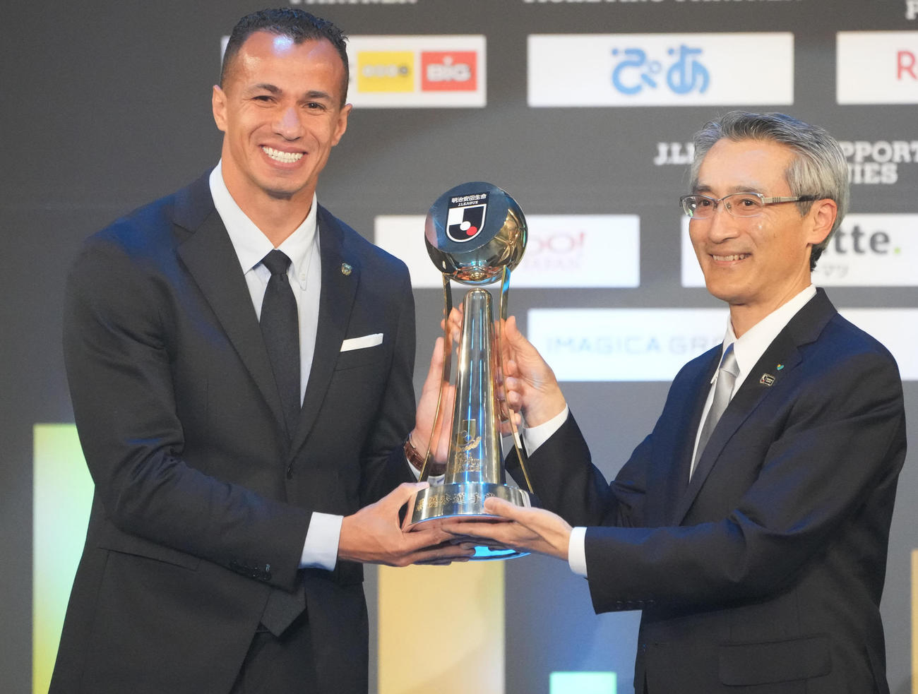 最優秀選手賞に輝いた川崎Fダミアン（左）（撮影・鈴木みどり）