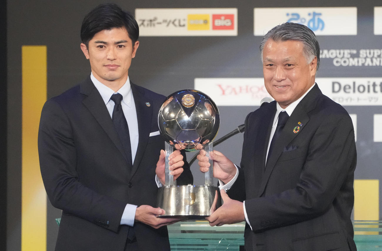 川崎Fがフェアプレー賞高円宮杯を受賞し、代表して日本サッカー協会の田嶋会長（右）からトロフィーを受け取る谷口（撮影・鈴木みどり）