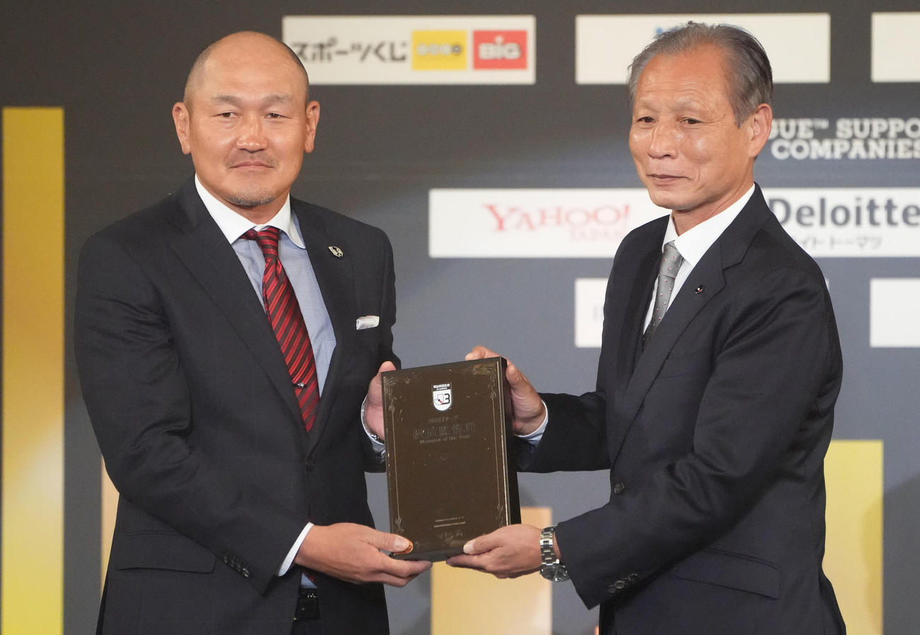 J3優秀監督賞に選ばれた盛岡秋田監督（左）（撮影・鈴木みどり）