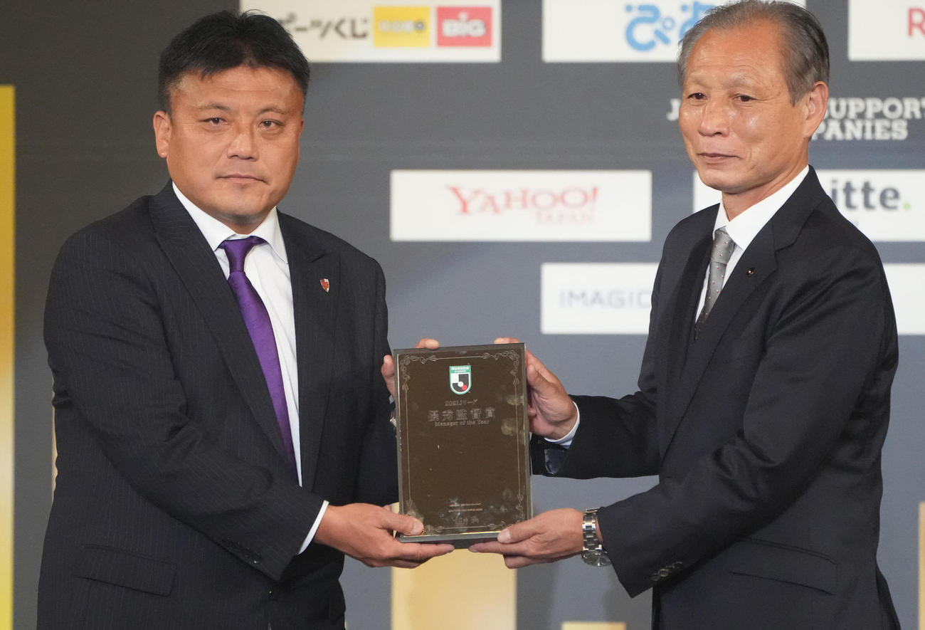 J2優秀監督賞に選ばれた京都曹監督（左）（撮影・鈴木みどり）