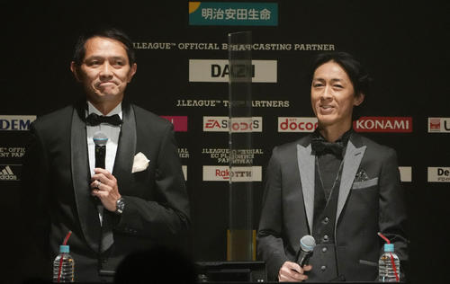 Jリーグアウォーズで総合司会を務めた矢部浩之（右）とフリーアナウンサーの西岡明彦（撮影・鈴木みどり）