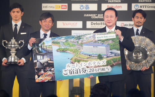J1優勝監督賞に選ばれた川崎F鬼木監督（左から2人目）（撮影・鈴木みどり）