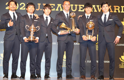 ベストイレブンに選ばれた川崎Fの選手たち。左から家長、旗手、脇坂、ダミアン、山根、谷口（撮影・鈴木みどり）