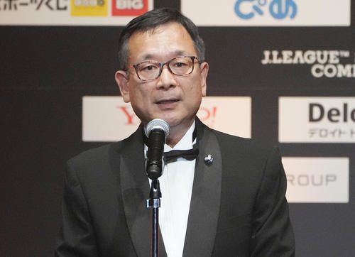 Jリーグアウォーズの冒頭であいさつする村井チェアマン（撮影・鈴木みどり）