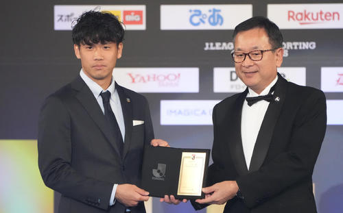 フェアプレー個人賞を受賞した川崎F山根（左）はJリーグ村井チェアマンから盾を受け取る（撮影・鈴木みどり）