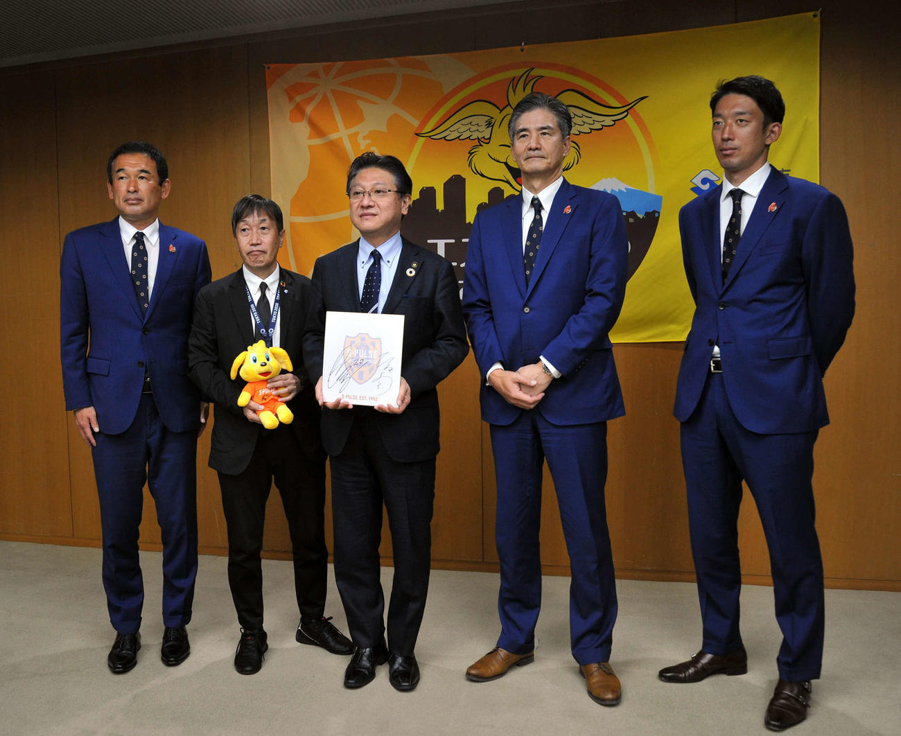 記念写真に収まる、左から清水の平岡監督、静岡市の望月観光交流文化局長、田辺市長、清水の山室社長、GK権田