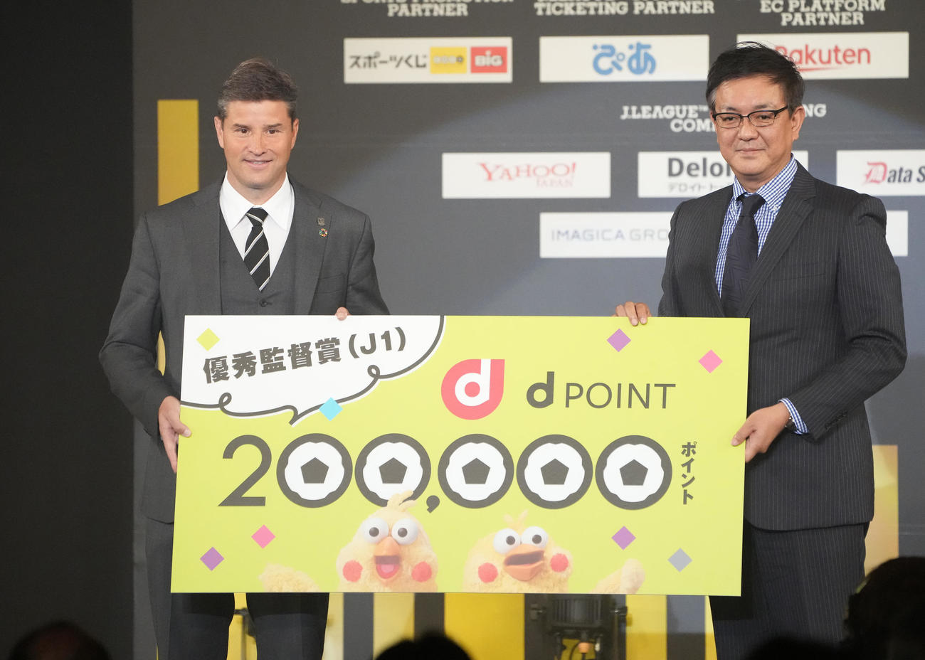 J1の優秀監督賞を受賞した浦和ロドリゲス監督（左）（撮影・鈴木みどり）