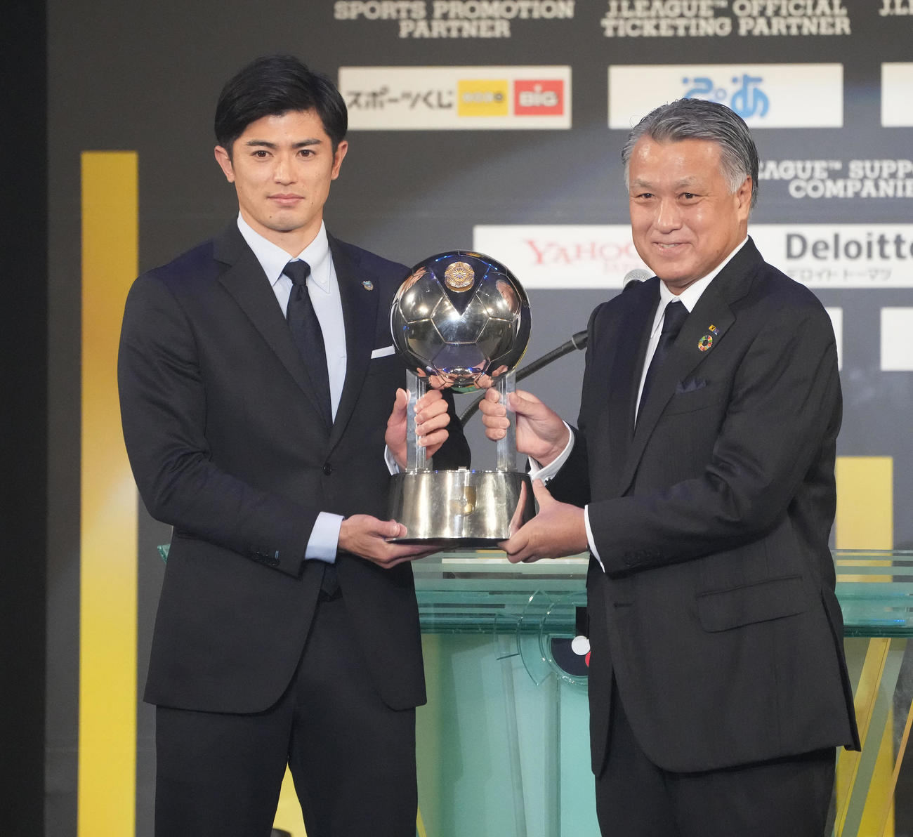 川崎Fがフェアプレー賞高円宮杯を受賞し、代表して日本サッカー協会の田嶋会長（右）からトロフィーを受け取る谷口（撮影・鈴木みどり）