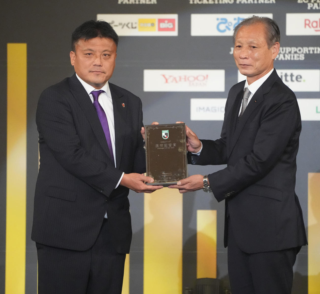 J2優秀監督賞に選ばれた京都京都曹監督（左）（撮影・鈴木みどり）