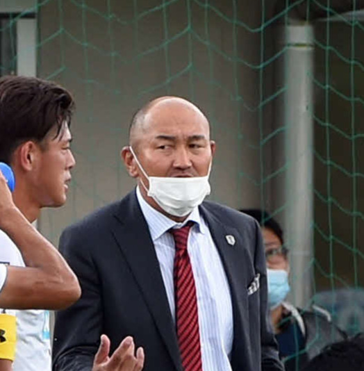 選手に指示を送る秋田豊監督（右）（2020年6月27日撮影）