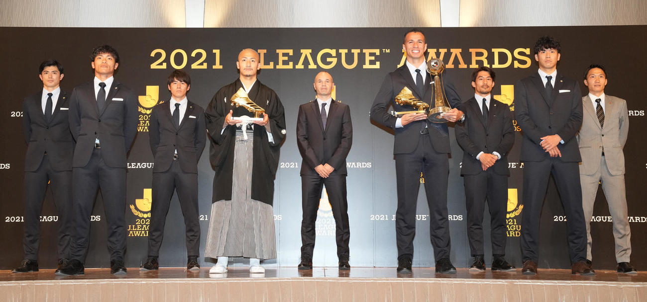 ベストイレブンに選ばれ選手達。左から川崎F谷口、川崎F旗手、川崎F脇坂、横浜前田、神戸イニエスタ、川崎Fダミアン、川崎F家長、川崎F山根、名古屋稲垣（撮影・鈴木みどり）