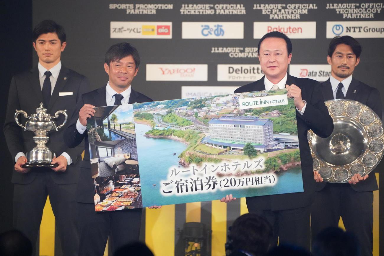 J1優勝監督賞に選ばれた川崎F鬼木監督（左から2人目）（撮影・鈴木みどり）