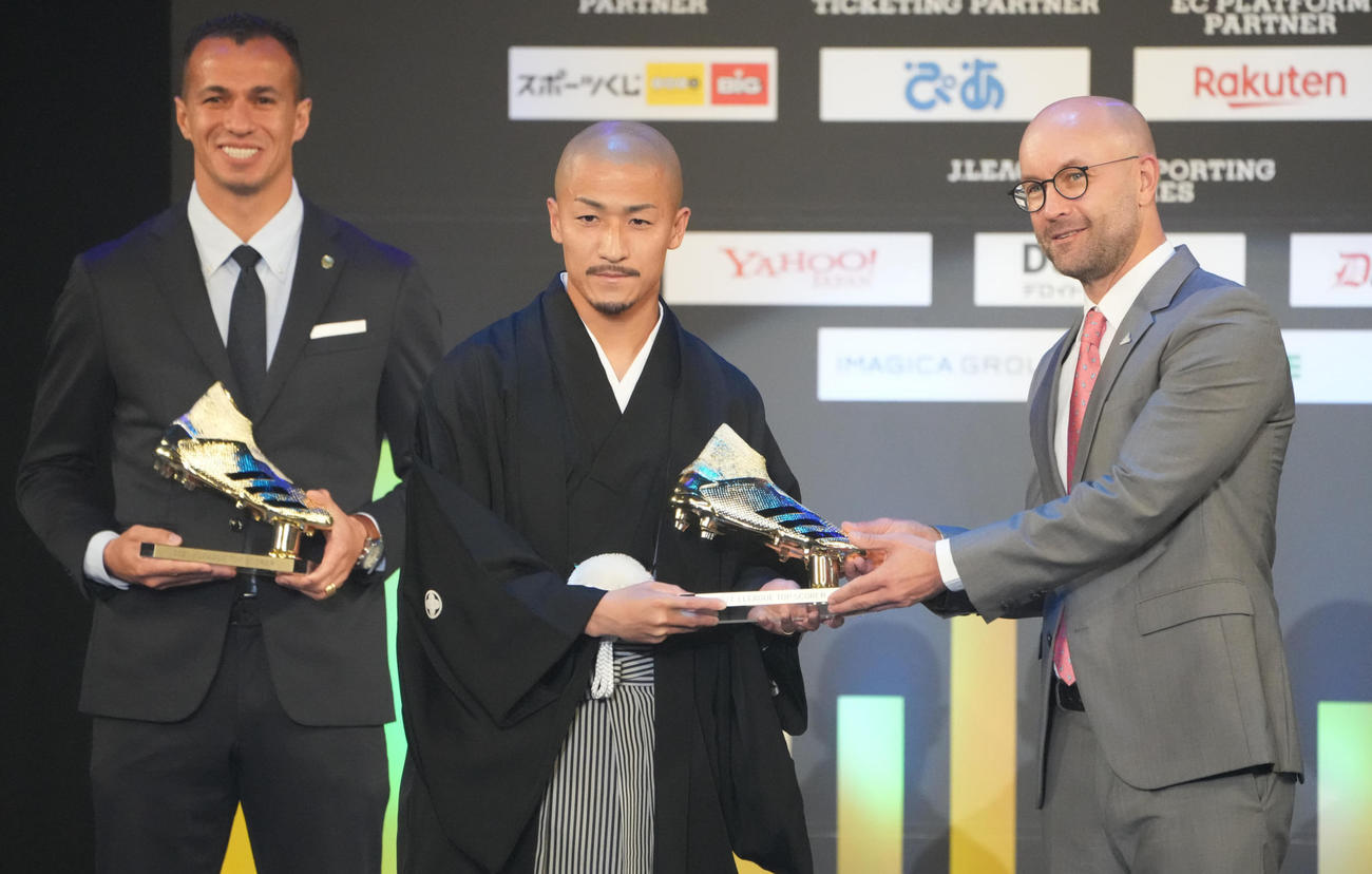 得点王を受賞した横浜前田（中央）。左は川崎Fダミアン（撮影・鈴木みどり）