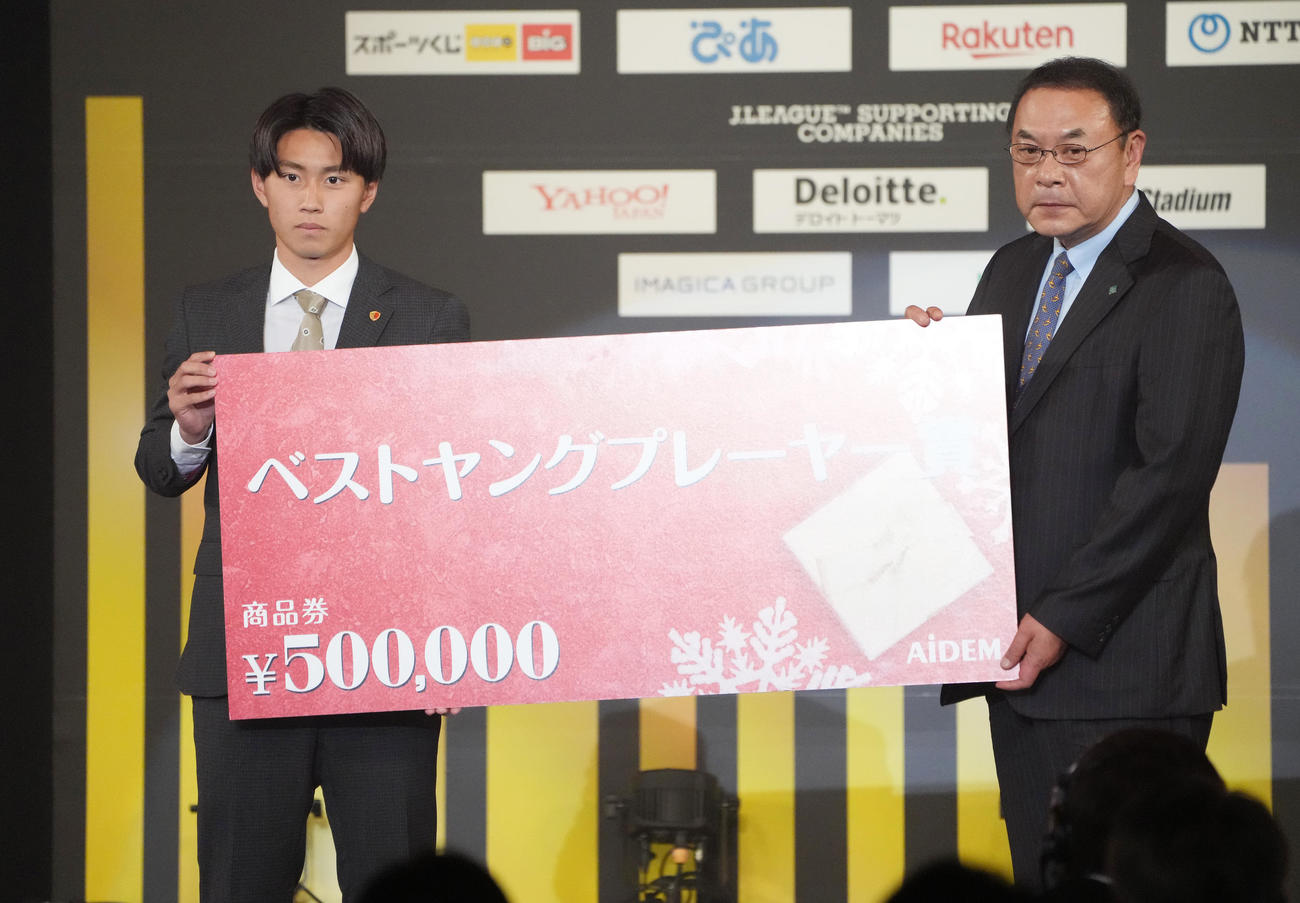ベストヤングプレーヤー賞を受賞した鹿島荒木（左）（撮影・鈴木みどり）