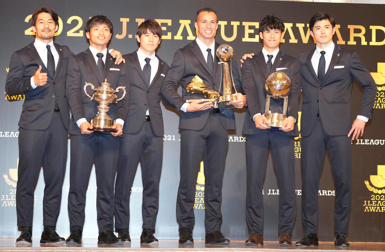 ベストイレブンに選ばれた川崎Fの選手たち。左から家長、旗手、脇坂、ダミアン、山根、谷口（撮影・鈴木みどり）