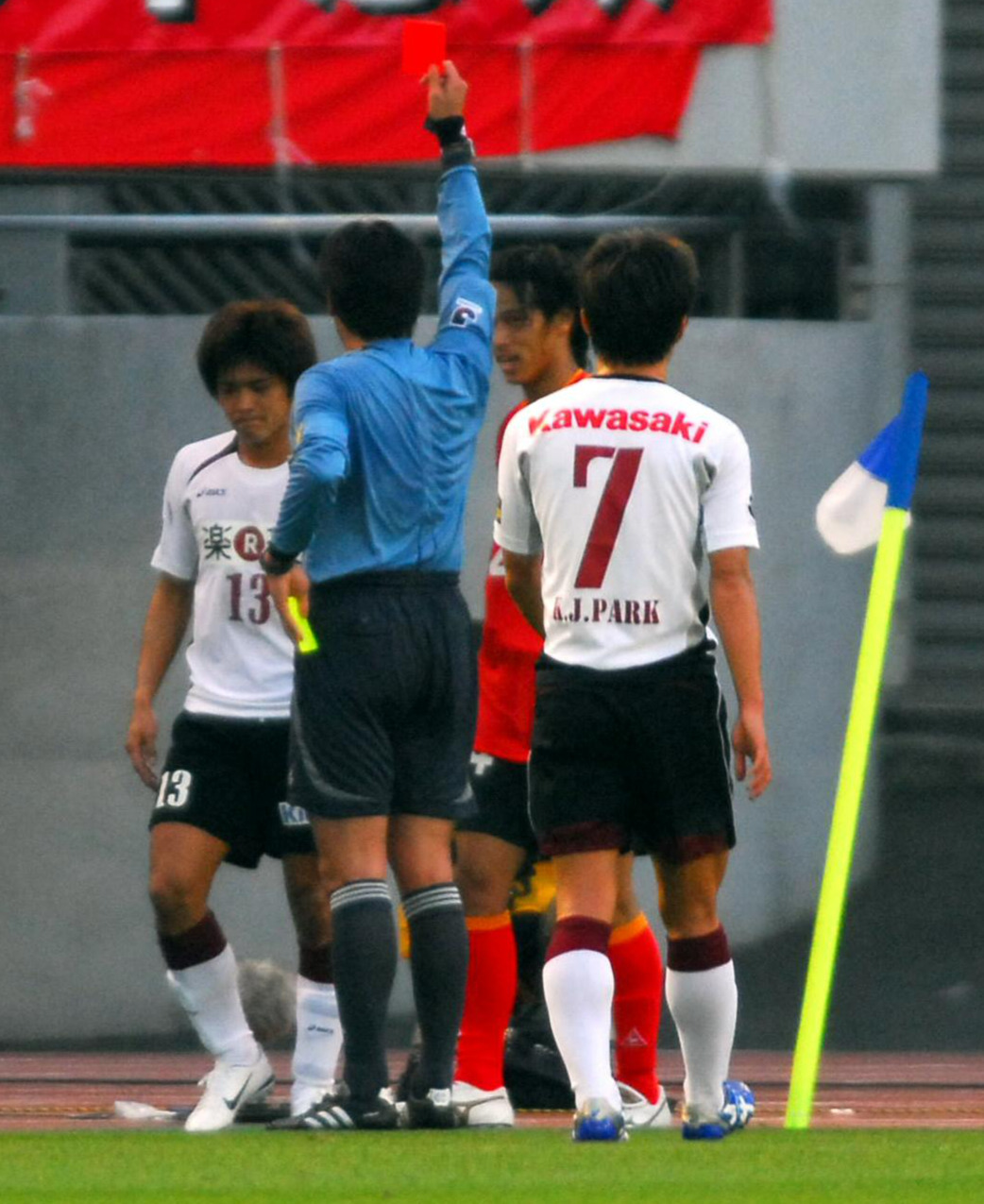 名古屋対神戸　後半44分、敵陣コーナーポスト近くで神戸MF大久保嘉人(左)はボールをキープする名古屋DF本田圭佑（右奥）を背後から倒しこの試合2枚目のイエローで退場となる（2007年4月21日撮影）