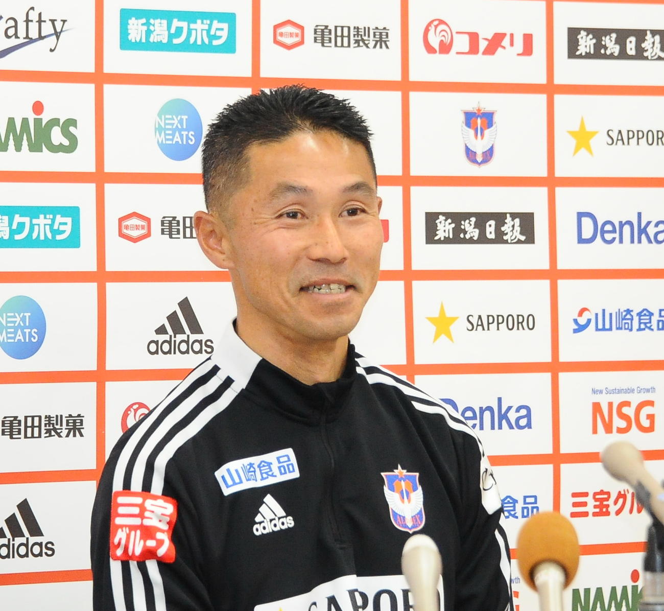 会見で笑顔を見せる松橋新監督