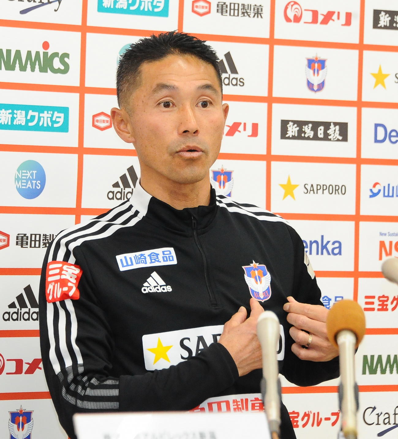 会見でクラブのエンブレムに手をやる松橋新監督