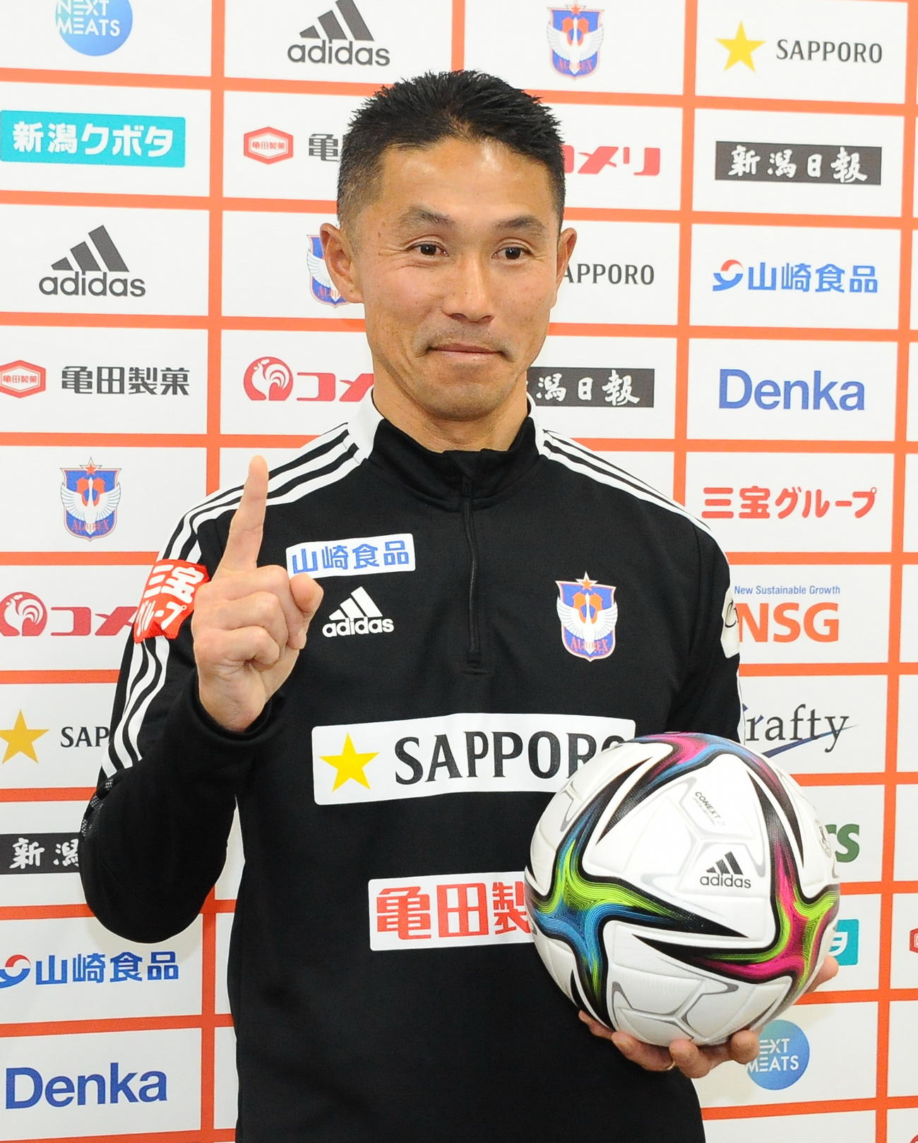 会見で撮影に応じる松橋新監督