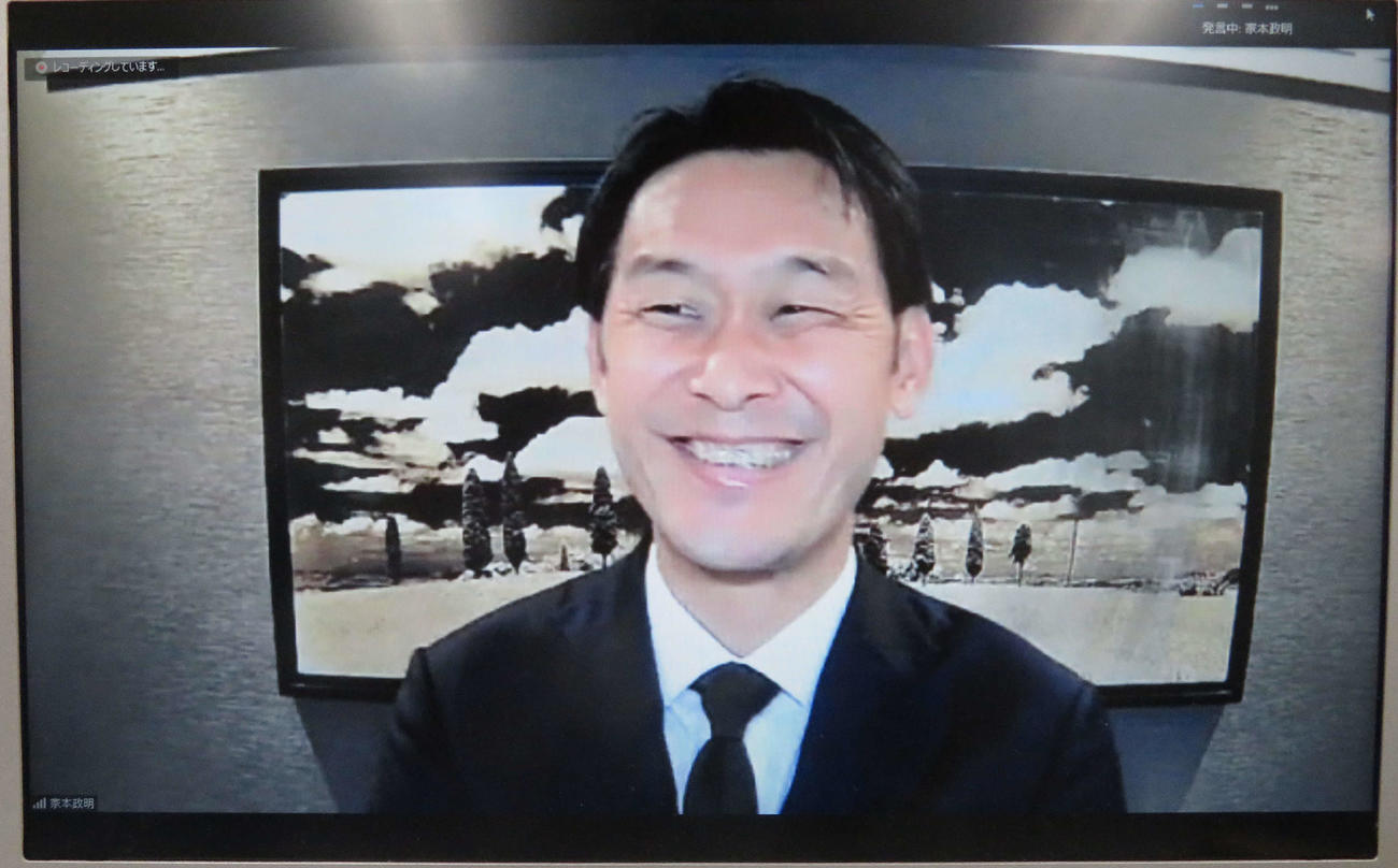 オンライン取材に対応する、今季限りで勇退した家本政明元審判員（撮影・磯綾乃）