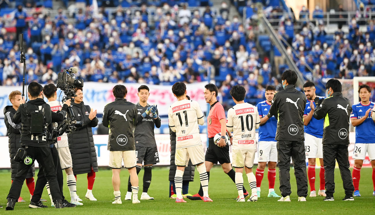 4日、横浜－川崎F戦で選手たちがつくった花道を歩きピッチを後にする家本審判員